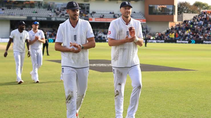 “It’s the first time I’ve seen that happen” - Ollie Robinson and Josh Tongue cut the ball in half after five-fers vs Pakistan
